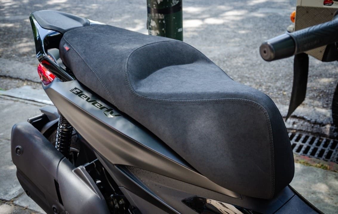 Coprisella compatibile con Piaggio Beverly 300 400 Deep Black