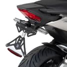 Honda Forza 750 2021-2026 modelleriyle uyumlu Barracuda plaka tutucu (orijinal sinyal lambaları için yuvaları mevcuttur).