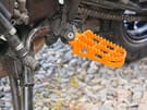 Kit repose-pieds tout terrain compatible avec KTM 1090 / 1190 Adventure / 1290 Super Adventure (orange)