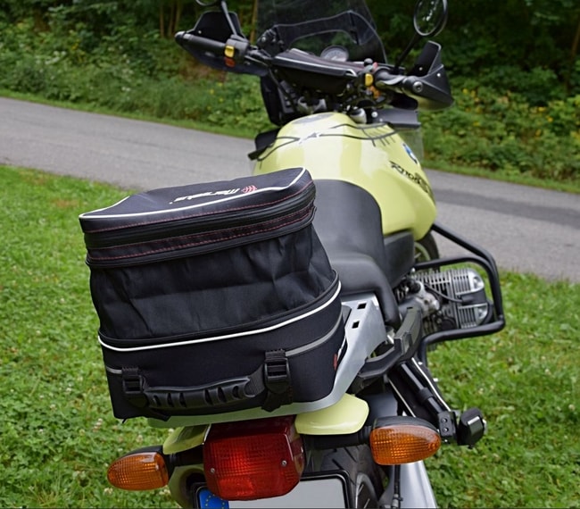 Universal expandable motorcycle tail bag