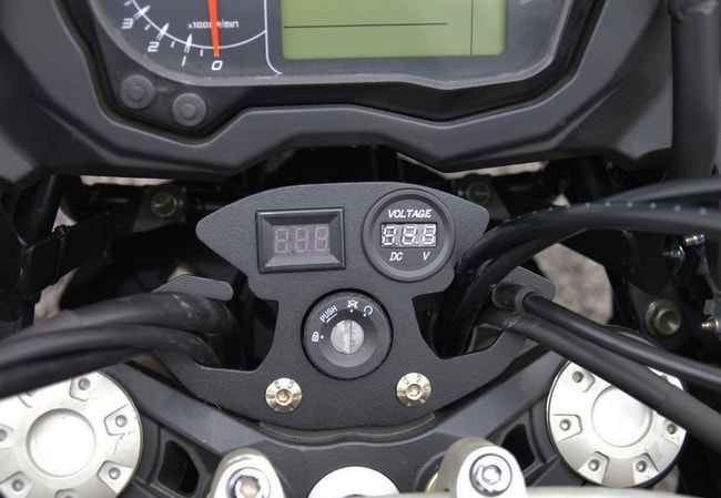 Uchwyt na kierownicę z woltomierzem i termometrem do Benelli TRK 502 / 502X (czerwony LCD)