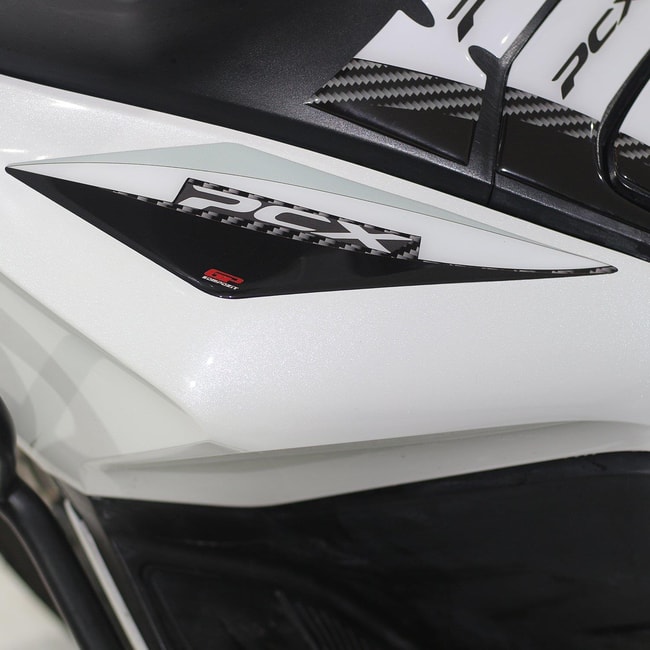 Autocollants 3D face avant GPK pour Honda PCX 125 / 150 2018-2020 blanc-carbone (la paire)